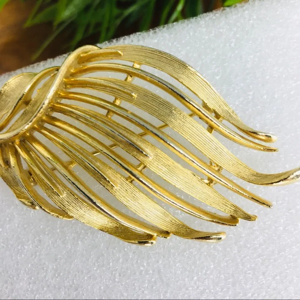 Vintage LISNER Brushed Matte Flower Leaf Brooch 4265